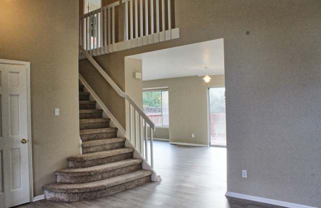 4 bed 2.5 bath Newly remodeled Clarke Farms Home Gallery 3