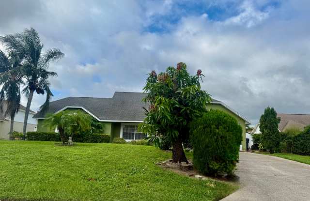 Beautiful Pool Home in Loma Vista, Davenport Gallery 3