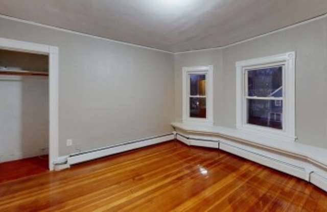 Renovated 6BR with In-Unit Laundry, 3 Parking Spaces & Commuter Rail Access Gallery 3
