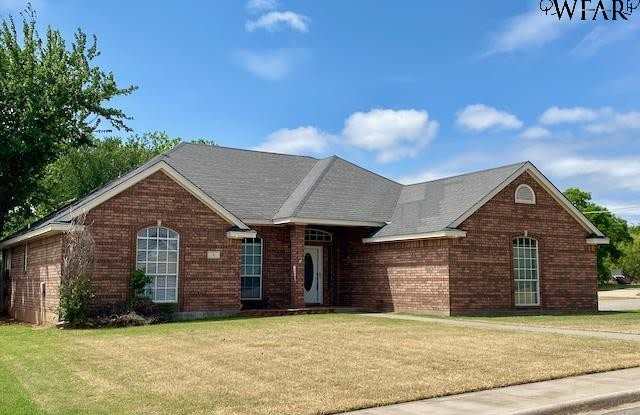 1 PARK PLACE CIRCLE - 1 Park Place Cir, Iowa Park, TX 76367