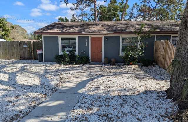 Cozy duplex with 3 bedrooms and 2 baths photos photos