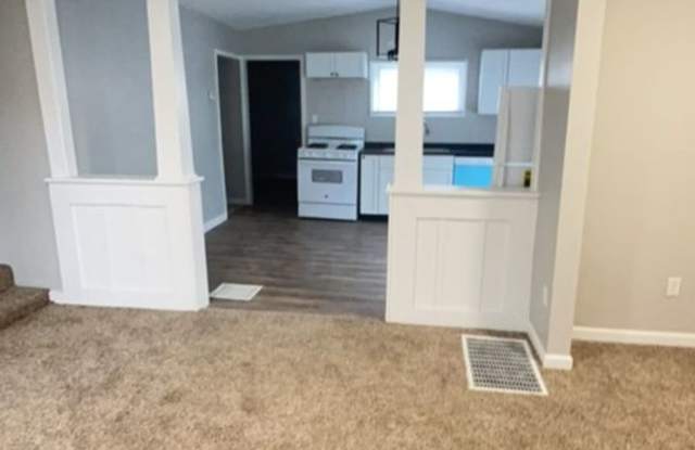 Spacious Newly Renovated 4 Bed 2 Full Bath Home Located Near Downtown! Gallery 4