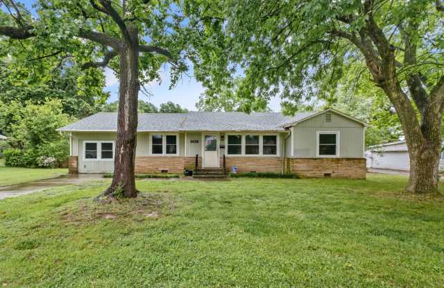 4/2 in Springdale with a Huge Yard! photos photos