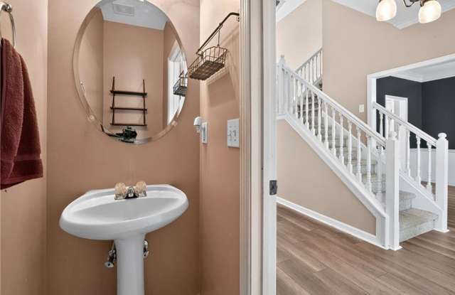 Spacious 5BR Home with Bonus Room & Private Backyard in Stockbridge Gallery 4