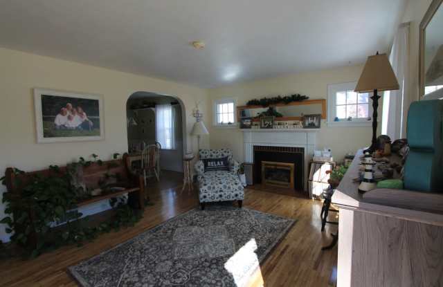 Beautiful 4-bedroom, 2-bathroom Spacious home! Original hard wood floors throughout! photos photos Beautiful 4-bedroom, 2-bathroom Spacious home! Original hard wood floors throughout! photos photos