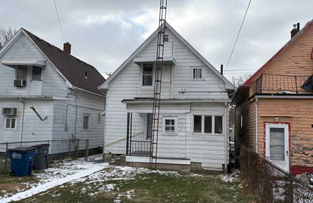 Spacious 4 Bedroom Located in North Toledo photos photos