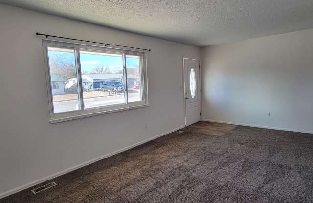 3 bedroom 1.5 bath with a Large Detached Garage Gallery 4
