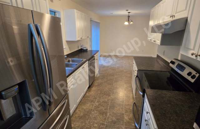 MOVE IN SPECIAL.  Move in by 10/2 and get 1/2 off first month rent Gallery 3