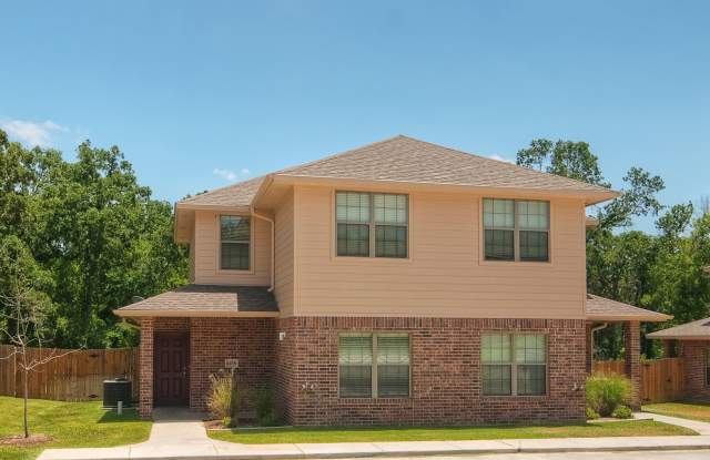 Sublease Available!! Fantastic 3 Bed, 3 Bath Duplex in Aggies Acres! photos photos