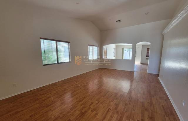3 Bedroom, 2 Bath, & Den Home! Gallery 3