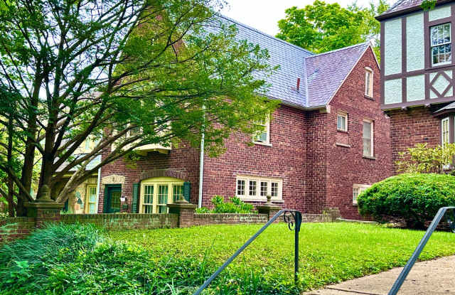 Spacious 6 bedroom 3.5 bath Tudor Townhouse w/Deck close to Georgetown University  Hospital - 4422 Greenwich Parkway Northwest, Washington, DC 20007