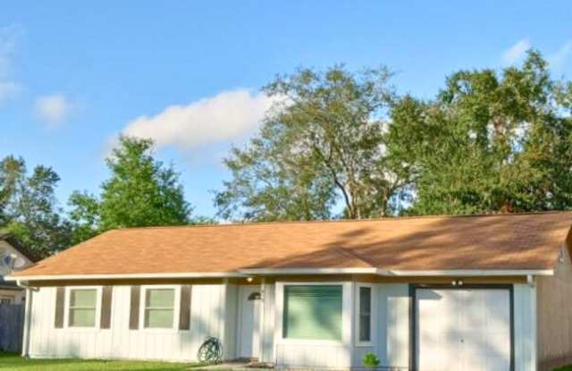 Large fence yard! CLOSE to base!!! photos photos