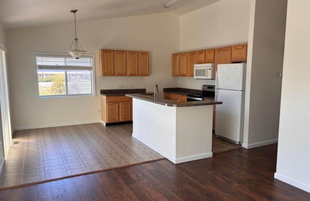 3 Bed/2 Bath Midtown Townhome! Gallery 3