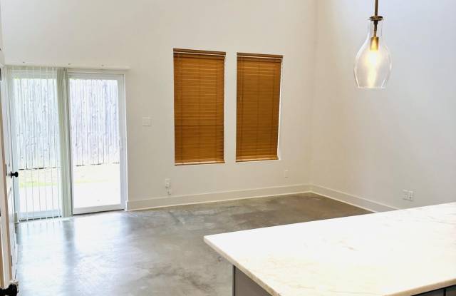 512 Highland Oaks Lane Gallery 2