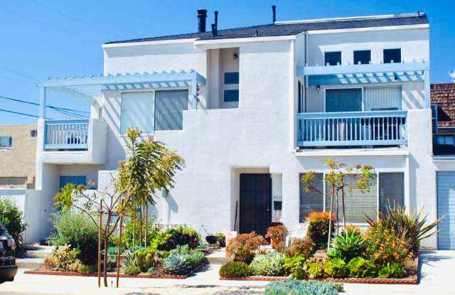SPACIOUS 2BD/2BA CONDO WITH LOFT IN PB! BLOCKS TO MISSION BAY- $4,595/mo - 4008 Promontory Street, San Diego, CA 92109