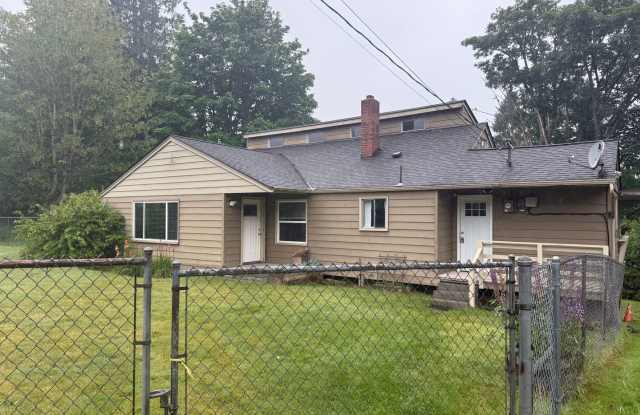 Spacious 3 bed 1 bath Edmonds Home on Large Private Lot! $2850/mo. photos photos
