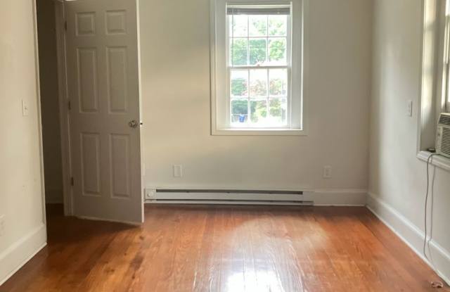 3 Bedroom, 2 Bath House in the Grid walking distance to ECU Gallery 4