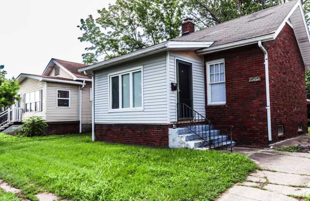 Large 1 Bedroom with fenced yard and garage photos photos