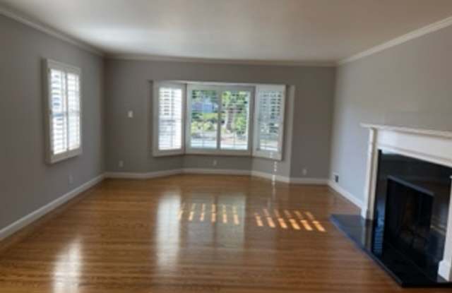 Lovely 2 Bed 2.5 Bath Home - Incredible Parrot Park Location! Gallery 4