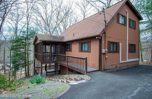 125 Edinburgh Road - 125 Edinburgh Road, Saw Creek, PA 18324