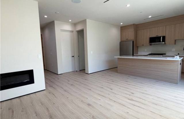 5656 Mammoth Avenue Gallery 2