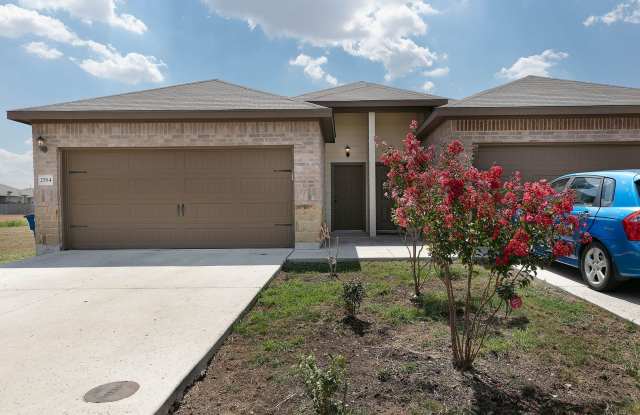 New Braunfels, TX~ 3 bedroom with Stained Concrete Floors ~ 2 Car Garage Gallery 3