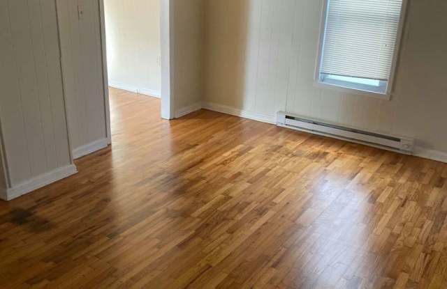 3-4 bedroom, 1 bath, 2 story single family house Gallery 3