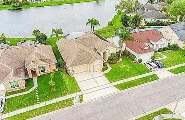 Captivating 4 Bedroom, 2 bath Pool/Lake home Gallery 4