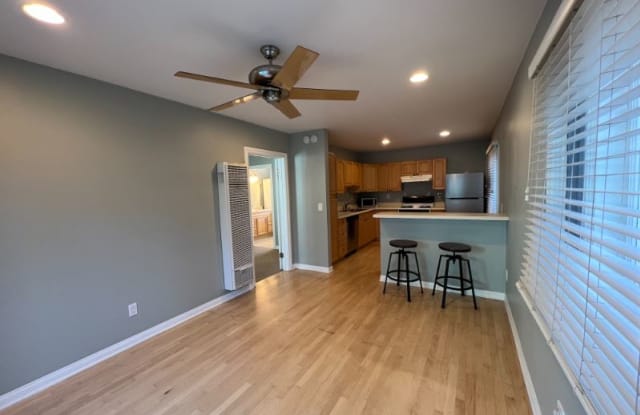 220 1/2 Howland Canal - 220 Howland Canal, Los Angeles, CA 90291