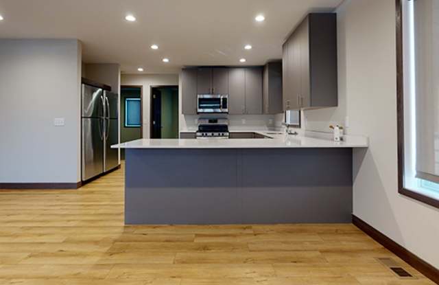 7 bed 4 bath  house Gallery 3