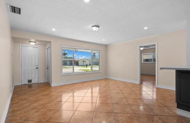 11371 NW 40th Place Gallery 4