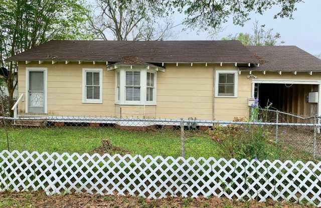 3 Bedroom, 1 Bath Home Available Now Gallery 1
