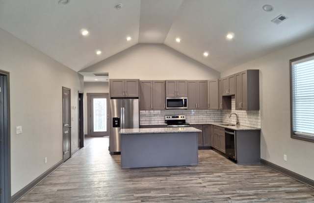 NEW DUPLEX Conveniently located to 40 West Gallery 4