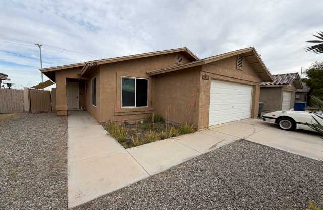 POOL & SOLAR HOME! Gallery 3