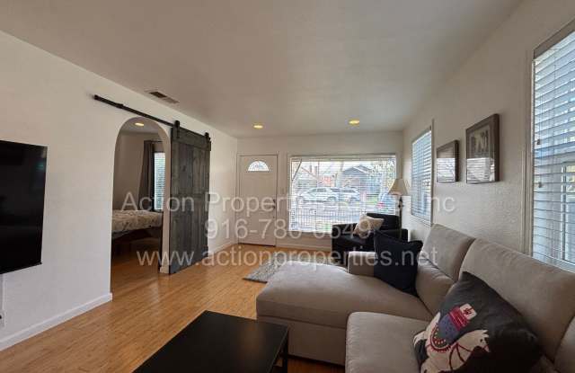 Downtown Roseville - 2 Bed, 1 Bath - Single Level Bungalow - Landscaping Included - Utilities Included! photos photos