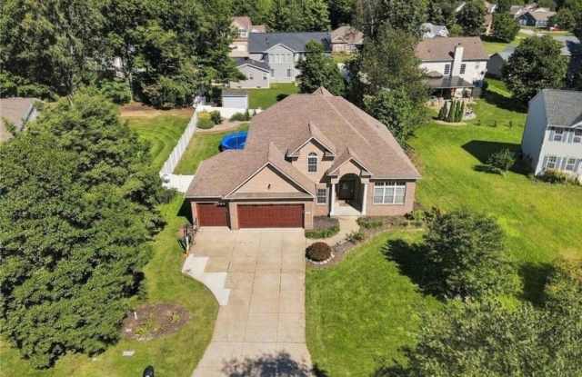 Spacious 4BR 3 1/2 bath House in Green Gallery 3