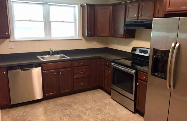 4 Bedroom Home with Spacious Yard Gallery 4