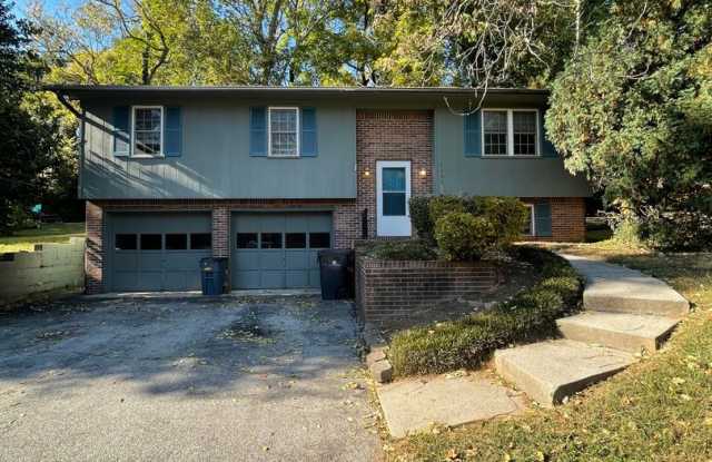 3 bed, 2.5 bath, 2 car garage split foyer home in West Knoxville - 7209 McPeake Lane, Knoxville, TN 37909