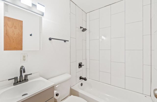 Renovated 1 Bed - 1 Bath Apartment with garage! **HALF OFF 1ST MONTH RENT!** Gallery 3