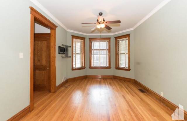 3710 N Damen, Gallery 4