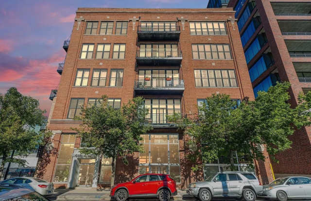 Bright & Beautiful Loft in West Loop Elevator Building! photos photos