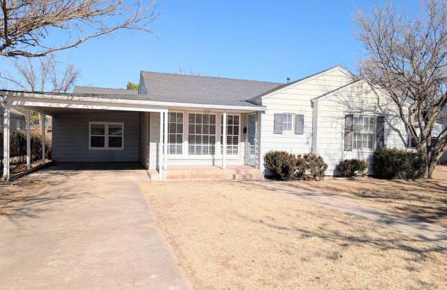 3 bed 2 bath with Sunroom! - 2412 30th Street, Lubbock, TX 79411