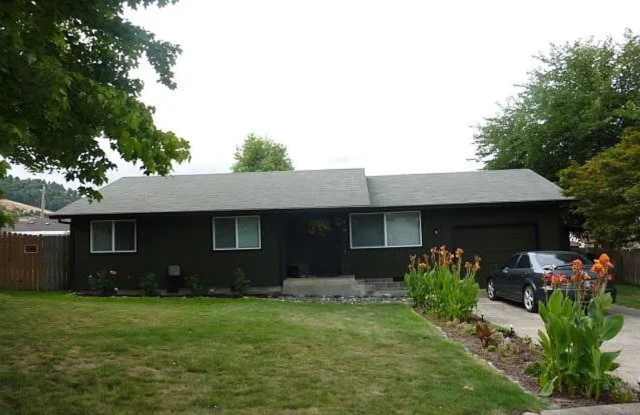 Four Bedroom Home with Fenced Yard in Green photos photos