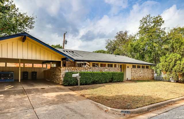 Cute 2 Bedroom 1 Bath- Walking Distance to TCU - 3240 Lubbock Avenue, Fort Worth, TX 76109