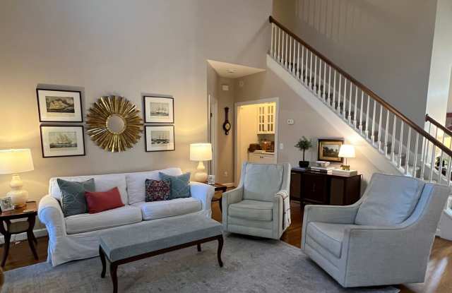 Charming home located on a quiet cul-de-sac Gallery 3