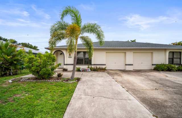 Stunning duplex offers two spacious bedrooms and two full bathrooms in Cape coral photos photos