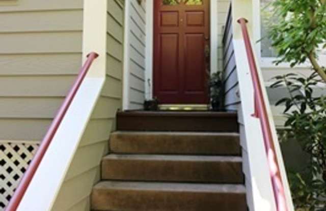 Amazing 2 bed 2.5 bath Townhome! Gallery 4
