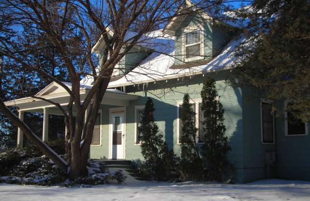 AVAILABLE NOW!!! 3 Bedroom, 1 Bath house in prime Coralville location photos photos