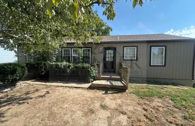 613 N Sunset Dr, Independence, MO 64050// Rent: $1499 Deposit: $1499// 3 bedroom// 2 full bath photos photos