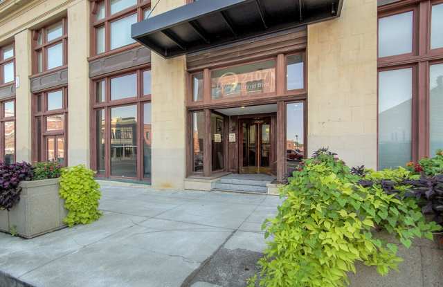 One Bedroom Unit in Wonderful Western Auto Lofts Gallery 3